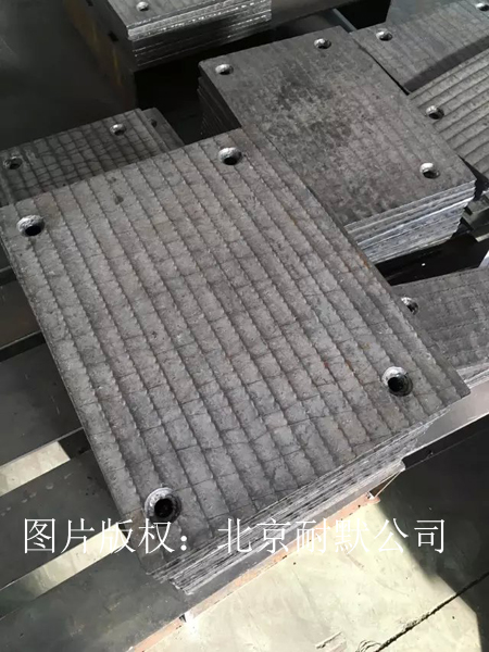 采用螺栓安裝固定 采用螺栓安裝固定